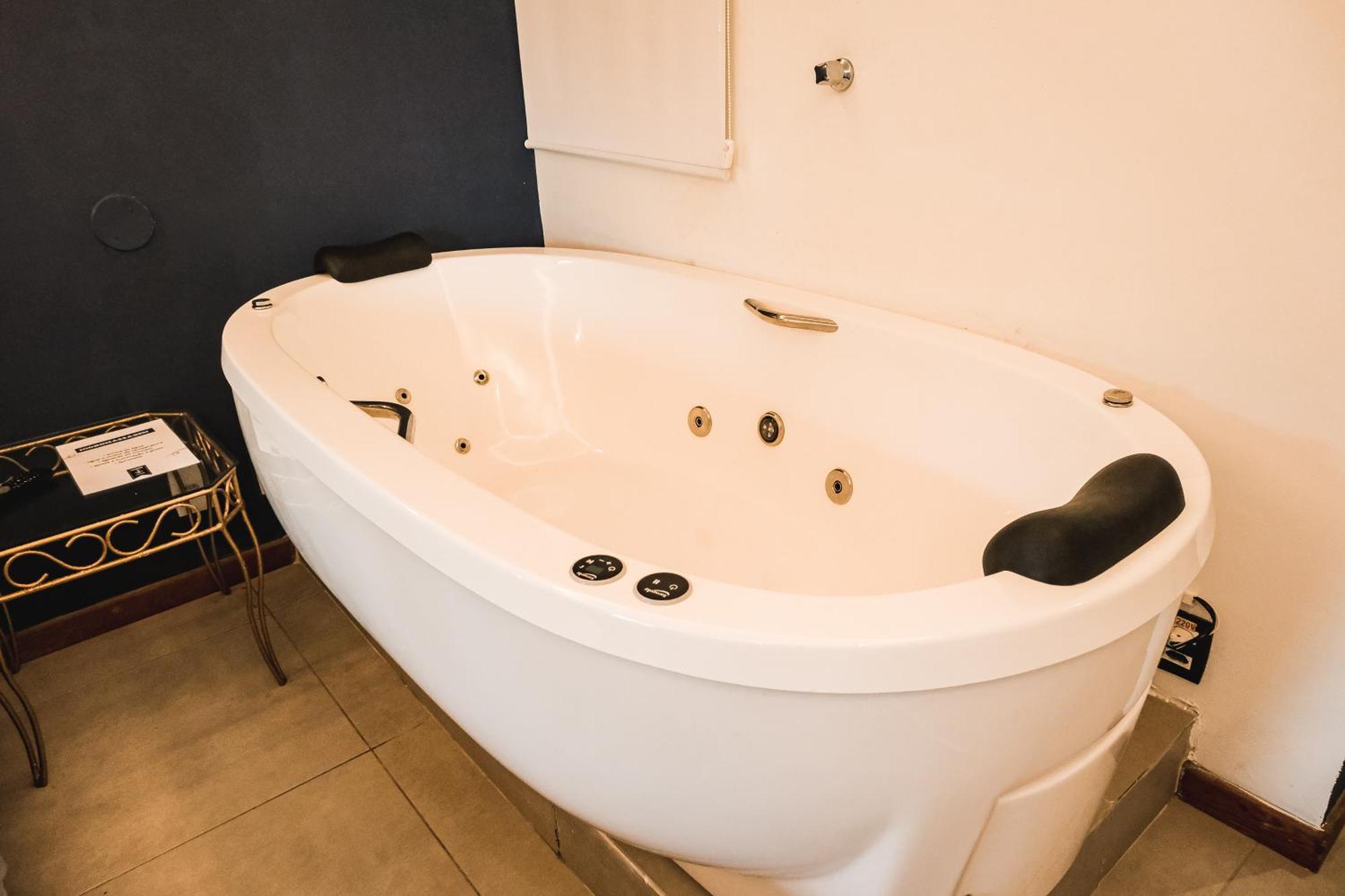 Suite Spa Bath,1743022591:JPEG