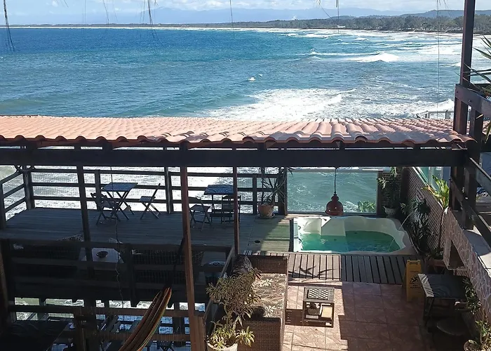 Pousada Marambaia Café - Praiana, econômica, Com café da manhã, piscina e hidromassagem ao ar livre - Frente para o mar